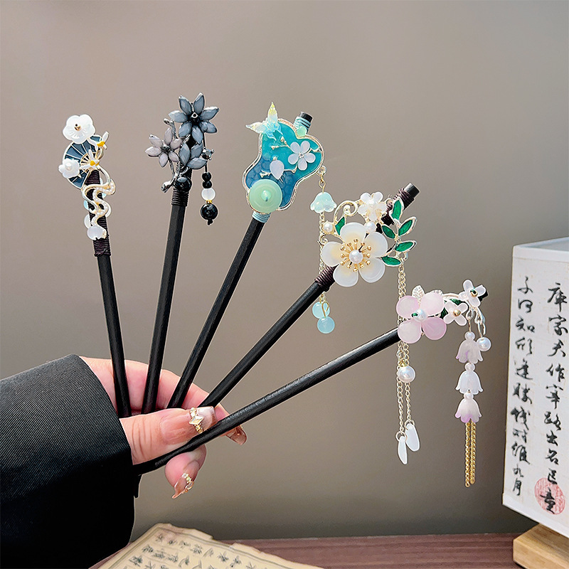 Women Knight Accessories - Épingle à cheveux classique à pompon